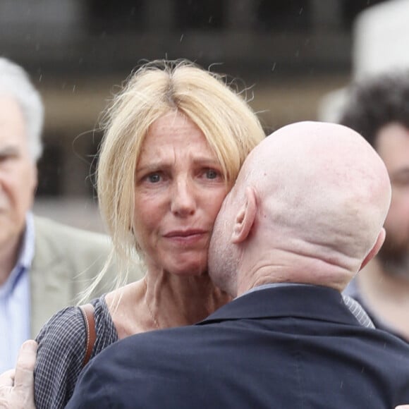 Serge Toubiana, Sandrine Kiberlain, Pascal Bonitzer - Obsèques de Sophie Fillières au crématorium du cimetière du Père-Lachaise à Paris, le 11 août 2023.