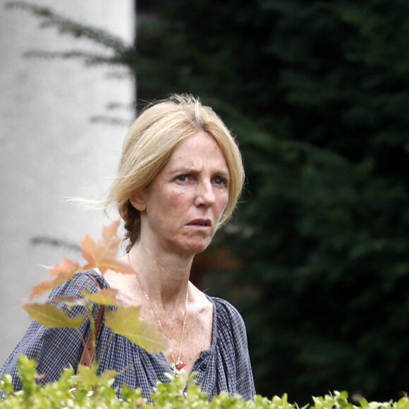 Sandrine Kiberlain - Obsèques de Sophie Fillières au crématorium du cimetière du Père-Lachaise à Paris, le 11 août 2023.