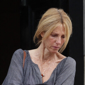Sandrine Kiberlain - Obsèques de Sophie Fillières au crématorium du cimetière du Père-Lachaise à Paris, le 11 août 2023.