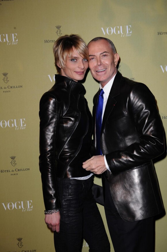 Sarah Marshall et Jean-Claude Jitrois à la soirée Vogue à l'Hôtel de Crillon à Paris. Le 4 mars 2010