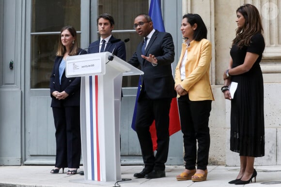 Passation de pouvoir entre le ministre sortant de l'éducation, Pap Ndiaye et Gabriel Attal, nouveau ministre de l'éducation suite au remaniement du gouvernement français. Le 20 juillet 2023. © Stéphane Lemouton / Bestimage