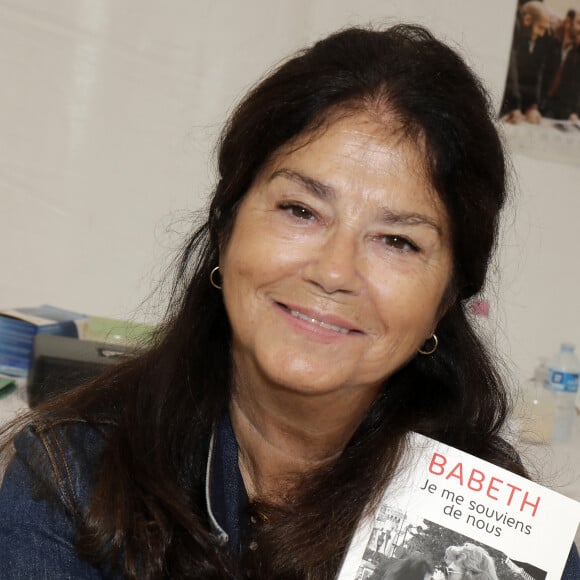"Tous les matins avant de partir tourner, je lui laissais de l'argent pour qu'il fasse les courses et prépare à dîner", raconte Babeth Etienne.
Babeth Etienne (Hallyday) lors du 33ème salon du livre de Cosne-sur-Loire le 18 septembre 2021. © Cédric Perrin / Bestimage