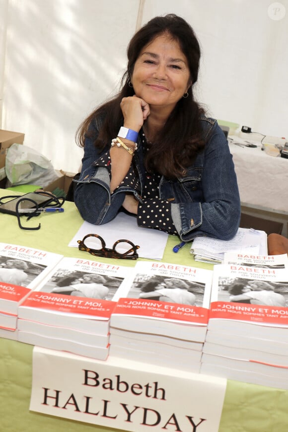 Babeth Etienne se livre dans le prochain numéro de Télé-Poche.
Babeth Etienne (Hallyday) lors du 33ème salon du livre de Cosne-sur-Loire le 18 septembre 2021. © Cédric Perrin / Bestimage