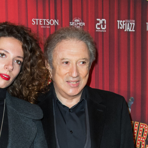 Michel Drucker et sa "petite-fille" Rebecca (fille de Stéfanie Jarre et petite fille de Dany Saval) - Soirée de gala à l'occasion de la première de la pièce "Les producteurs" au Théâtre de Paris à Paris. Le 2 décembre 2021 © Christophe Clovis / Bestimage