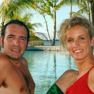 Archives -  Aux Seychelles, Jean Dujardin et Alexandra Lamy sur le tournage de la série "Un gars, une fille" le 2 décembre 2002.