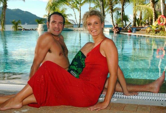 Archives -  Aux Seychelles, Jean Dujardin et Alexandra Lamy sur le tournage de la série "Un gars, une fille" le 2 décembre 2002.