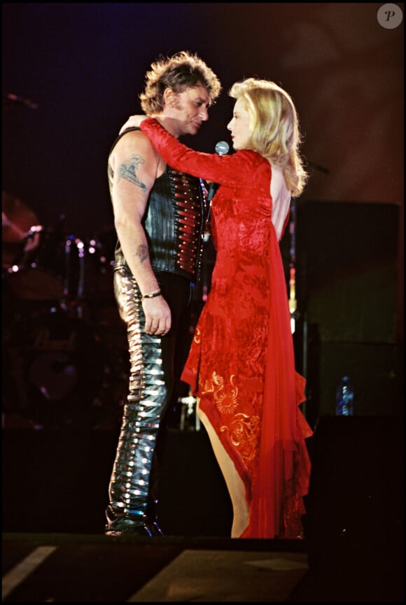 Heureusement, cela ne les a pas empêchés de vivre une belle histoire d'amour.
Johnny Hallyday et Sylvie Vartan - 50 ans de Johnny Hallyday dans un concert au Parc des Princes en 1993.