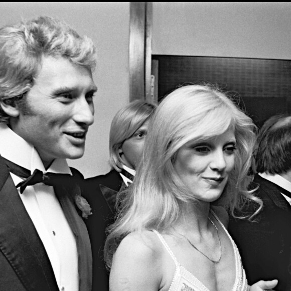 En effet, il avait dit au jeune homme qu'il "se serait bien fait" sa soeur ! 
Johnny Hallyday et Sylvie Vartan - Concert au Palais des Congrès