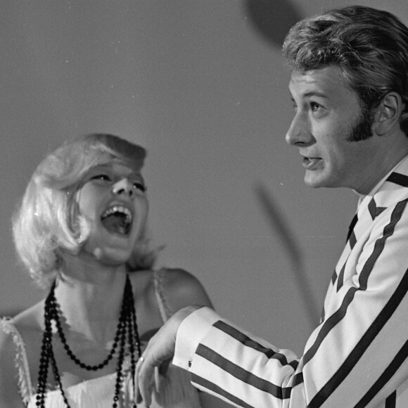 En France, à Paris, sur le plateau de l'émission "SHOW HALLYDAY-VARTAN", Sylvie VARTAN et Johnny HALLYDAY. Le 17 décembre 1965 Gérard Letellier via Bestimage