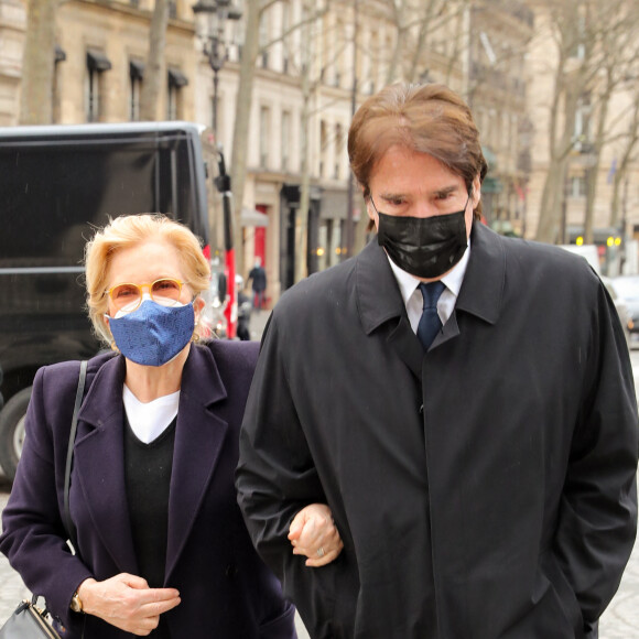 Sylvie Vartan et son mari Tony Scotti - Arrivées à la messe anniversaire à la mémoire de Pierre Cardin en l'église de La Madeleine à Paris. Le 29 janvier 2021 