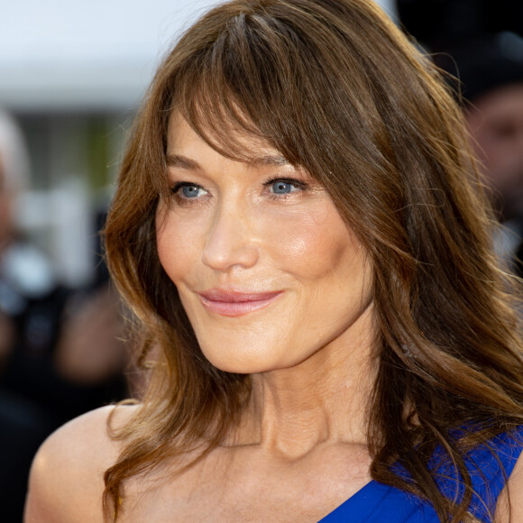 Carla Bruni a retrouvé ses racines lors de cet été.
Carla Bruni-Sarkozy - Montée des marches du film " Firebrand (Le jeu de la reine) " lors du 76ème Festival International du Film de Cannes, au Palais des Festivals à Cannes. © Jacovides-Moreau / Bestimage 