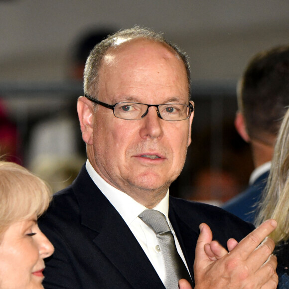 Il a notamment évoqué son nom de famille et le fait qu'il ait été reconnu par son père.
Diane Fissore, la présidente de la fédération équestre monégasque et organisatrice du Jumping, et le prince Albert II de Monaco durant la dernière soirée de la 17eme édition du Longines Global Champions Tour à Monaco, le 1er juillet 2023 sur le port de Monaco, pour le Longines Global Champions. © Bruno Bebert/Bestimage 