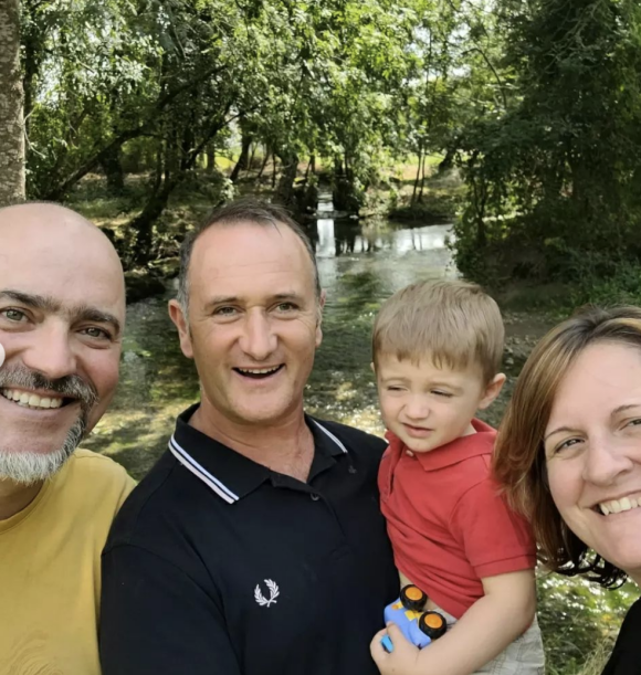 Pierre-Emmanuel (L'amour est dans le pré) et sa compagne Jessica de visite avec leur fils Adrien chez l'agriculteur Franck - Instagram