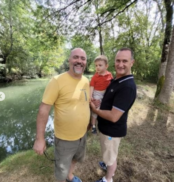 Pierre-Emmanuel (L'amour est dans le pré) et sa compagne Jessica de visite avec leur fils Adrien chez l'agriculteur Franck - Instagram