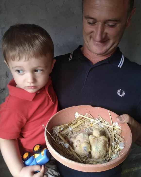 Pierre-Emmanuel (L'amour est dans le pré) et sa compagne Jessica de visite avec leur fils Adrien chez l'agriculteur Franck - Instagram