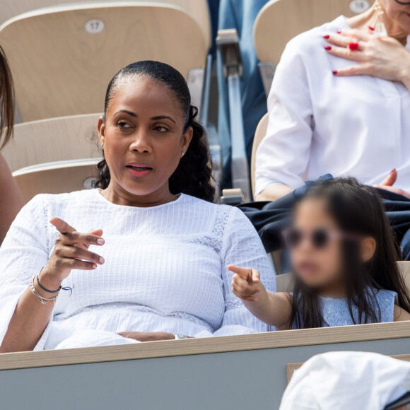Christine Kelly pourrait donc très prochainement surprendre sa communauté avec de belles images d'un nouvel arrivant. Affaire à suivre !
Christine Kelly et sa fille Léa dans les tribunes lors des internationaux de tennis de Roland Garros à Paris, France, le 31 mai 2019. © Jacovides-Moreau/Bestimage 