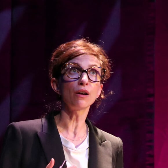 Exclusif - Émilie Caen sur scène - " Une soirée en Absurdie ", organisée par Stéphane de Groodt au profit de l'association AMC France-Ukraine au Théâtre de l'Oeuvre à Paris le 10 Mai 2022. © Bertrand Rindoff / Bestimage 