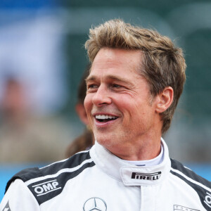 Brad Pitt tourne des scènes de son prochain film, produit par Apple et Jerry Bruckheimer, lors du Grand Prix de Formule 1 de Grande-Bretagne, le 9 juillet 2023.