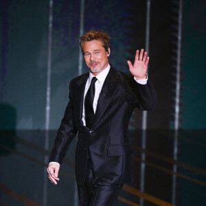 Brad Pitt remet un César d'honneur lors de la 48ème cérémonie des César à l'Olympia à Paris le 24 février 2023.