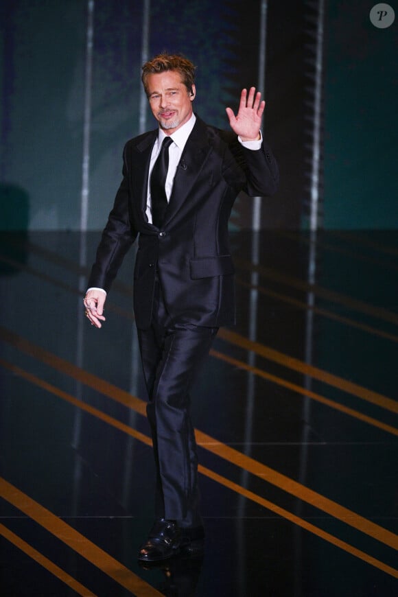 Brad Pitt remet un César d'honneur lors de la 48ème cérémonie des César à l'Olympia à Paris le 24 février 2023.