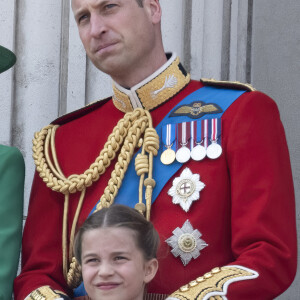 Le prince William et sa fille Charlotte ont laissé un adorable message pour l'équipe de football anglaise. 
Le prince William de Galles, la princesse Charlotte de Galles - La famille royale d'Angleterre sur le balcon du palais de Buckingham lors du défilé "Trooping the Colour" à Londres.