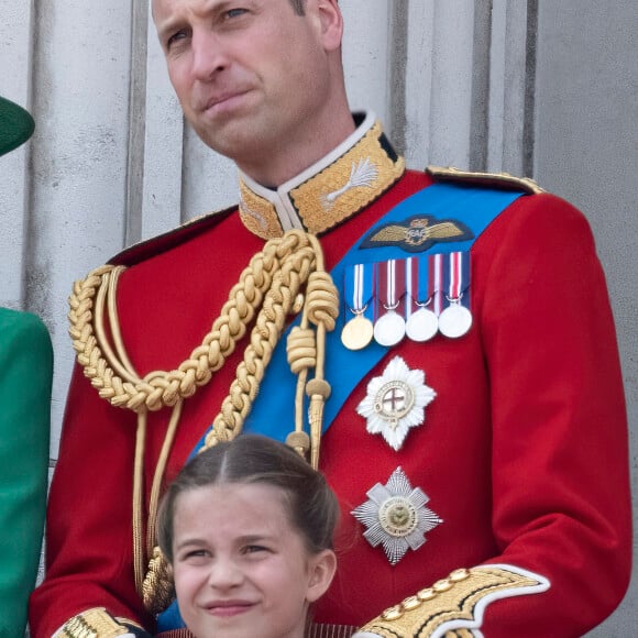 Le prince William et sa fille Charlotte ont laissé un adorable message pour l'équipe de football anglaise. 
Le prince William de Galles, la princesse Charlotte de Galles - La famille royale d'Angleterre sur le balcon du palais de Buckingham lors du défilé "Trooping the Colour" à Londres.