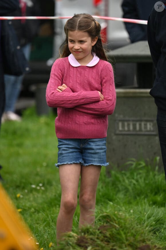 Un message complété par sa fille, qui leur a souhaité bonne chance.
La princesse Charlotte de Galles - Le prince et la princesse de Galles, accompagnés de leurs enfants, participent à la journée du bénévolat "Big Help Out" à Slough, le 8 mai 2023. Cet événement, invitant les Britanniques à effectuer des actions caritatives, marque le point final des festivités du couronnement du roi d'Angleterre et de la reine consort, célébré le 6 mai 2023 à l'abbaye de Westminster à Londres. 