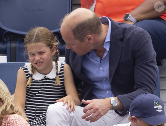 Ils avaient déjà envoyé ce message l'an dernier pour l'Euro.
Le prince William, duc de Cambridge, et Catherine (Kate) Middleton, duchesse de Cambridge, avec la princesse Charlotte de Cambridge assistent au Jeux du Commonwealth au centre sportif de l'Université de Birmingham le 2 aout 2022.