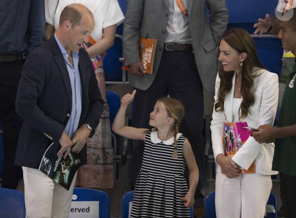 Le prince William, duc de Cambridge, et Catherine (Kate) Middleton, duchesse de Cambridge, avec la princesse Charlotte de Cambridge assistent au Jeux du Commonwealth au centre sportif de l'Université de Birmingham le 2 aout 2022.