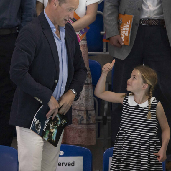 Le prince William, duc de Cambridge, et Catherine (Kate) Middleton, duchesse de Cambridge, avec la princesse Charlotte de Cambridge assistent au Jeux du Commonwealth au centre sportif de l'Université de Birmingham le 2 aout 2022.