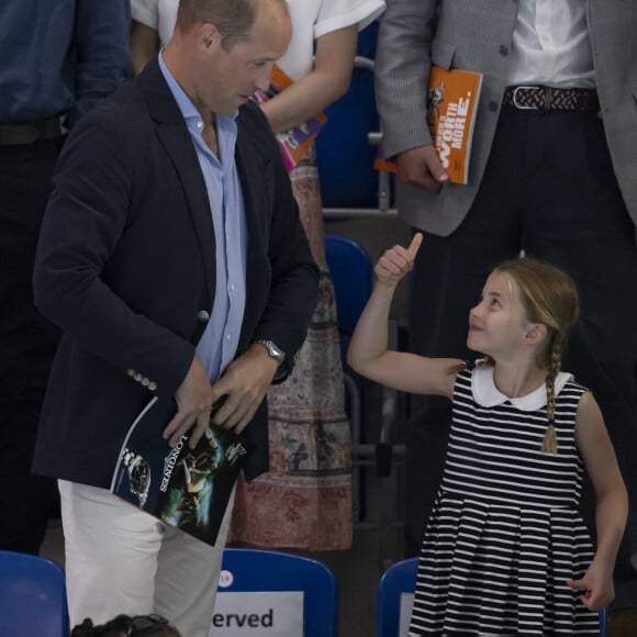 Un adorable duo qui va sûrement leur porter chance ! 
Le prince William, duc de Cambridge, et Catherine (Kate) Middleton, duchesse de Cambridge, avec la princesse Charlotte de Cambridge assistent au Jeux du Commonwealth au centre sportif de l'Université de Birmingham le 2 aout 2022.