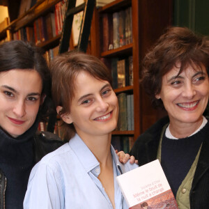 Semi-exclusif - Violette d'Urso entre sa mère Inès de La Fressange et sa soeur Nine d'Urso - Violette d'Urso dédicace son livre "Même le bruit de la nuit a changé" à la librairie Galignani à Paris, France, le 25 mars 2023. © Bertrand Rindoff/Bestimage