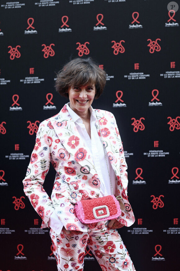 Inès de la Fressange - Photocall de la 20ème édition du dîner de la Mode du Sidaction, "Annees Palace" au Pavillon Cambon Capucines à Paris le 6 juillet 2023. Ce dîner signe la clôture des défilés de la Semaine de la Haute Couture à Paris. © Rachid Bellak/Bestimage 