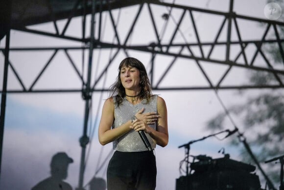 Juliette Armanet en concert sur la scène du Printemps de Pérouge au château de Saint-exupéry à Saint-Maurice de Rémens le 2 juillet 2023. ©Sandrine Thesillat / Panoramic / Bestimage