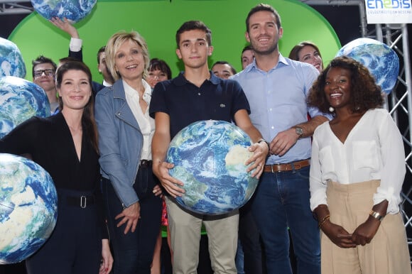 Chloé Nabédian (France 2). Evelyne Dhéliat (TF1), Dorian Da Silva (gagnant du concours de présentateur météo amateur "Meteo's Got Talent"), Marc Hay (BFMTV) et Cécile Djunga (TV5 Monde) - 15éme Forum international de la météo et du climat parainné par Y. Arthus-Bertrand à Paris le 3 juin 2018. © Giancarlo Gorassini/Bestimage