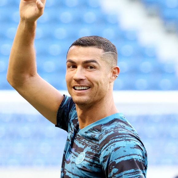 Cristiano Ronaldo fait le buzz en qamis

Cristiano Ronaldo, nouvelle recrue de l'équipe de football saoudienne Al Nassr, joue avec des écoliers lors d'une séance à Suita (Japon).