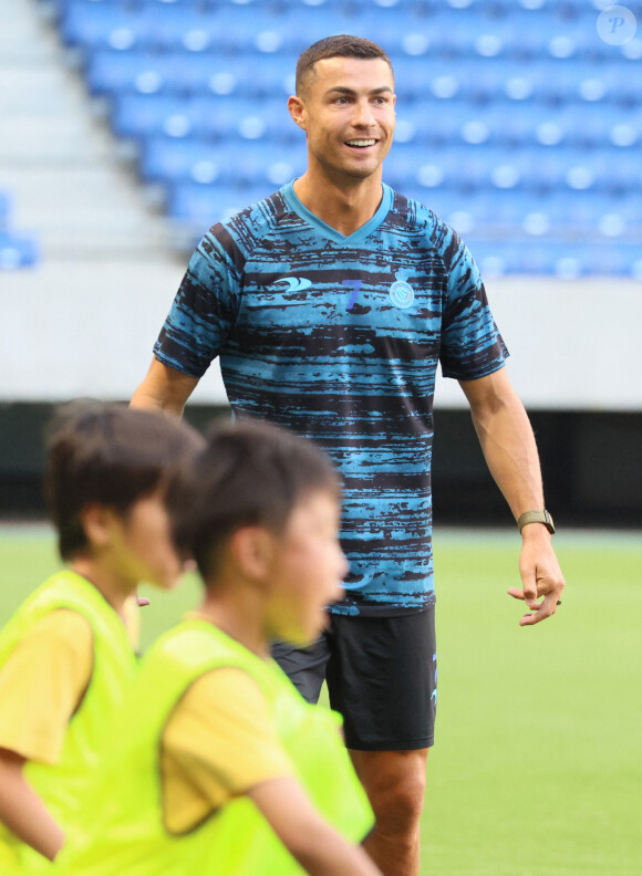 Cristiano Ronaldo, nouvelle recrue de l'équipe de football saoudienne Al Nassr, joue avec des écoliers lors d'une séance à Suita (Japon), le 24 juillet 2023. Al Nassr doit rencontrer le PSG lors d'un prochain match de pré-saison.
