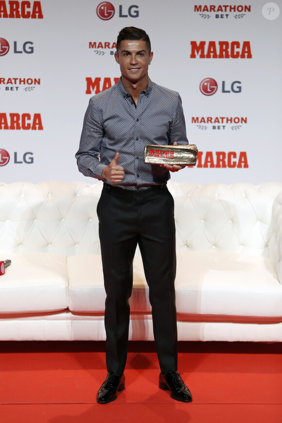 Un habit traditionnellement porté par les hommes dans les pays du Levant, d'Afrique du Nord et du Moyen-Orient

Cristiano Ronaldo assiste au Prix Marca Leyenda à Madrid en Espagne, le 29 juillet 2019.