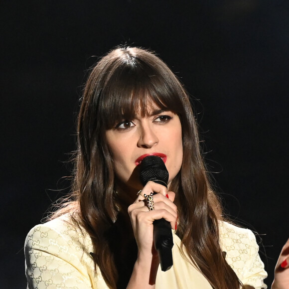 "Testée pour vous, une innovante technique de camouflage pour le belly. Peu convaincante"
Clara Luciani lors de la 38ème cérémonie des Victoires de la musique à la Seine musicale de Boulogne-Billancourt, France, le 10 février 2023. © Coadic Guirec/Bestimage 