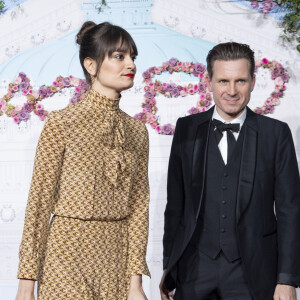 Clara Luciani et son compagnon Alex Kapranos - Photocall du 40ème Gala de Charité AROP (Association pour le Rayonnement de l'Opéra de Paris) à l'Opera Garnier à Paris le 27 février 2020. © Pierre Perusseau/Bestimage