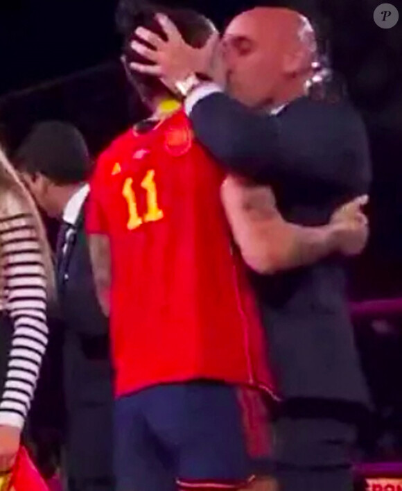 Après son baiser forcé à une joueuse après la victoire en Coupe du monde, de nouvelles photos viennent d'émerger
 
Après son geste très polémique lorsqu'il embrasse sur la bouche la joueuse de football espagnole Jennifer Hermoso lors de la remise des prix lors de la finale de la coupe de la coupe du monde de football féminine entre l'Epsagne et l'Angleterre ( à 1 mètre de la reine Letizia d'Espagne et de sa fille la princesse Sofia) , le président de la fédération espagnole de football Luis Rubiales a une nouvelle fois choqué dans une autre vidéo où on le voit se tenir les parties génitales en signe de victoire. © Capture TV via Bestimage