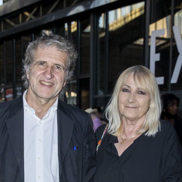 Gérard Leclerc et sa femme Julie - "Jam Capsule" - Expérience culturelle immersive dans le Hall de la Villette à Paris, le 22 juin 2020. JAM CAPSULE est un dispositif dans lequel le public pourra vivre une expérience culturelle immersive sonore et visuelle. Une surface de vidéo-projection de plus de 2.500 m2 pour voyager au coeur d'une série d'expositions thématiques sur l'environnement, la peinture, la société, la danse, le patrimoine, l'intelligence artificielle, le monde ou le street-art. © Olivier Borde/Bestimage 