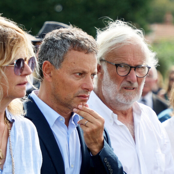 Virginie Coupérie-Eiffel et Marc-Olivier Fogiel aux obsèques civiles du journaliste Gérard Leclerc au cimetière des Trois-Moutiers à Loudun, dans la Vienne, France, le 24 août 2023; dont son père avait longtemps été le maire et où il avait lui-même siégé au conseil municipal. Le journaliste est mort dans un accident d'avion touristique qui s'est écrasé le 15 août. © Dominique Jacovides/Bestimage