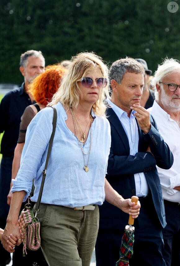 Virginie Coupérie-Eiffel et Marc-Olivier Fogiel aux obsèques civiles du journaliste Gérard Leclerc au cimetière des Trois-Moutiers à Loudun, dans la Vienne, France, le 24 août 2023; dont son père avait longtemps été le maire et où il avait lui-même siégé au conseil municipal. Le journaliste est mort dans un accident d'avion touristique qui s'est écrasé le 15 août. © Dominique Jacovides/Bestimage  Funeral ceremony for French journalist Gérard Leclerc, who died in a plane crash, in Les Trois-Moutiers, FRance, on August 24, 2023. French television journalist Gerard Leclerc was on board the tourist plane which crashed on August 15. 