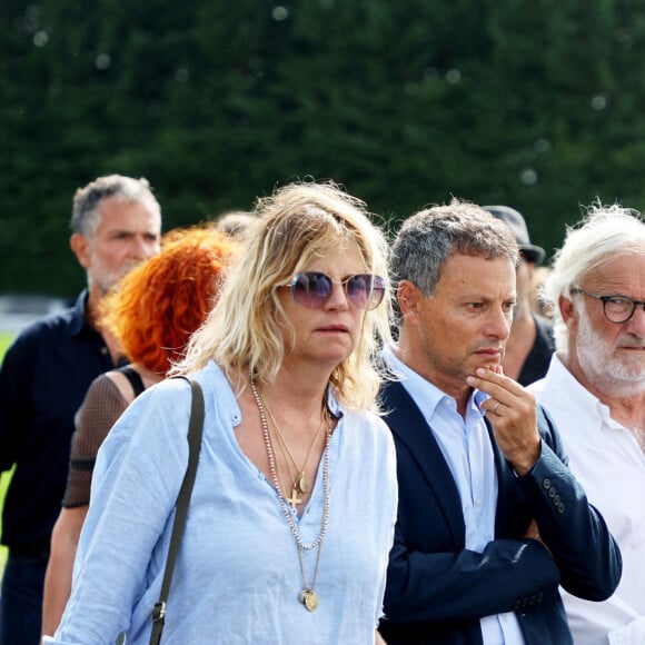 Virginie Coupérie-Eiffel et Marc-Olivier Fogiel aux obsèques civiles du journaliste Gérard Leclerc au cimetière des Trois-Moutiers à Loudun, dans la Vienne, France, le 24 août 2023; dont son père avait longtemps été le maire et où il avait lui-même siégé au conseil municipal. Le journaliste est mort dans un accident d'avion touristique qui s'est écrasé le 15 août. © Dominique Jacovides/Bestimage  Funeral ceremony for French journalist Gérard Leclerc, who died in a plane crash, in Les Trois-Moutiers, FRance, on August 24, 2023. French television journalist Gerard Leclerc was on board the tourist plane which crashed on August 15. 