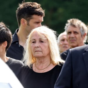 Julie Leclerc, femme du défunt et sa fille Charlotte Leclerc aux obsèques civiles du journaliste Gérard Leclerc au cimetière des Trois-Moutiers à Loudun, dans la Vienne, France, le 24 août 2023; dont son père avait longtemps été le maire et où il avait lui-même siégé au conseil municipal. Le journaliste est mort dans un accident d'avion touristique qui s'est écrasé le 15 août. © Dominique Jacovides/Bestimage