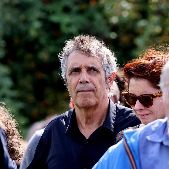 Julien Clerc et sa femme Hélène Grémillon aux obsèques civiles du journaliste Gérard Leclerc au cimetière des Trois-Moutiers à Loudun, dans la Vienne, France, le 24 août 2023; dont son père avait longtemps été le maire et où il avait lui-même siégé au conseil municipal. Le journaliste est mort dans un accident d'avion touristique qui s'est écrasé le 15 août. © Dominique Jacovides/Bestimage  Funeral ceremony for French journalist Gérard Leclerc, who died in a plane crash, in Les Trois-Moutiers, FRance, on August 24, 2023. French television journalist Gerard Leclerc was on board the tourist plane which crashed on August 15. 