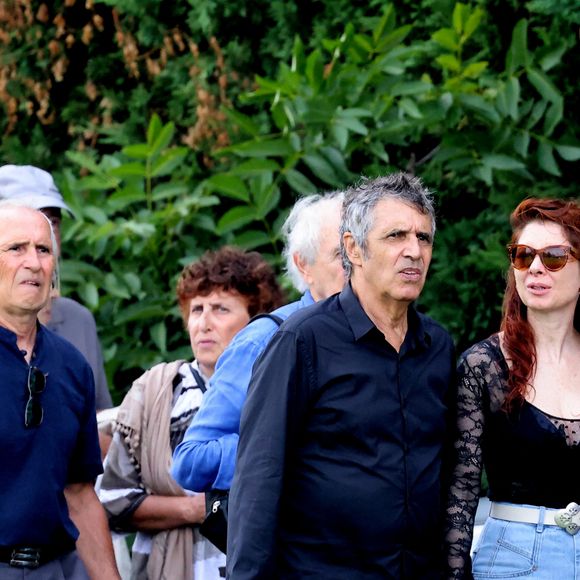 Julien Clerc, sa femme Hélène Grémillon, leur fils Léonard Clerc et la famille aux obsèques civiles du journaliste Gérard Leclerc au cimetière des Trois-Moutiers à Loudun, dans la Vienne, France, le 24 août 2023; dont son père avait longtemps été le maire et où il avait lui-même siégé au conseil municipal. Le journaliste est mort dans un accident d'avion touristique qui s'est écrasé le 15 août. © Dominique Jacovides/Bestimage  Funeral ceremony for French journalist Gérard Leclerc, who died in a plane crash, in Les Trois-Moutiers, FRance, on August 24, 2023. French television journalist Gerard Leclerc was on board the tourist plane which crashed on August 15. 