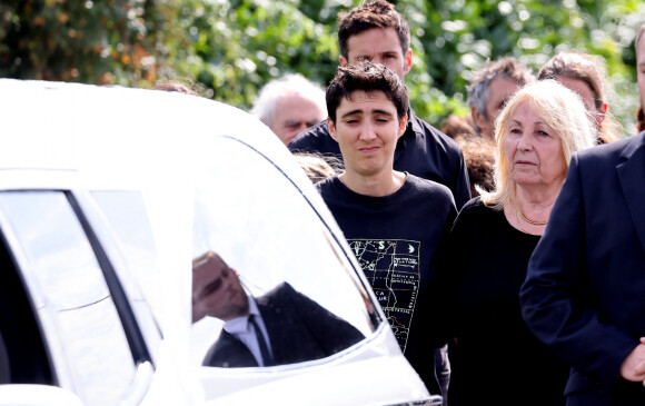 Julie Leclerc, femme du défunt et sa fille Charlotte Leclerc aux obsèques civiles du journaliste Gérard Leclerc au cimetière des Trois-Moutiers à Loudun, dans la Vienne, France, le 24 août 2023; dont son père avait longtemps été le maire et où il avait lui-même siégé au conseil municipal. Le journaliste est mort dans un accident d'avion touristique qui s'est écrasé le 15 août. © Dominique Jacovides/Bestimage  Funeral ceremony for French journalist Gérard Leclerc, who died in a plane crash, in Les Trois-Moutiers, FRance, on August 24, 2023. French television journalist Gerard Leclerc was on board the tourist plane which crashed on August 15. 