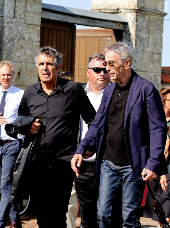 Julien Clerc et Alain Chamfort aux obsèques civiles du journaliste Gérard Leclerc au cimetière des Trois-Moutiers à Loudun, dans la Vienne, France, le 24 août 2023; dont son père avait longtemps été le maire et où il avait lui-même siégé au conseil municipal. Le journaliste est mort dans un accident d'avion touristique qui s'est écrasé le 15 août. © Dominique Jacovides/Bestimage